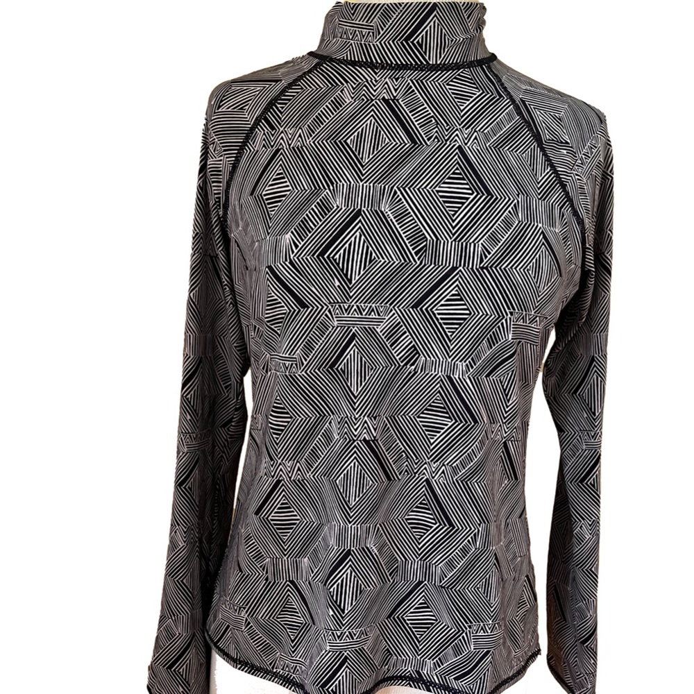 Geometric Pattern Rash guard and matching skirt - Picture 3 of 5